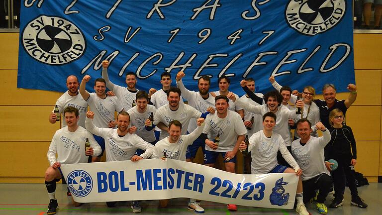 Die Mannschaft des SV Michelfeld feierte am 29. April die vermeintliche Meisterschaft in der Handball-Bezirksoberliga. Nun ist der Titel weg. Die Mannschaft des SV Michelfeld feierte am 29. April die vermeintliche Meisterschaft in der Handball-Bezirksoberliga. Nun ist der Titel weg.