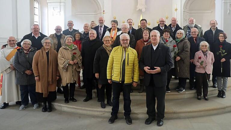 Die Diakone und ihre Ehefrauen nach dem Gottesdienst.