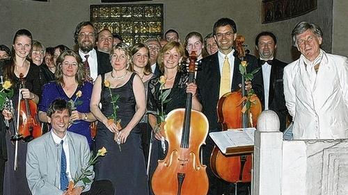 Ein Arzt und Musiker wird 80 Jahre alt: Internist Dr. Georg Kaiser (rechts) leitet heute noch das Ärzteorchester &bdquo;Musica Medica&ldquo;. Das Bild entstand bei einem Auftritt in Grado/Italien.