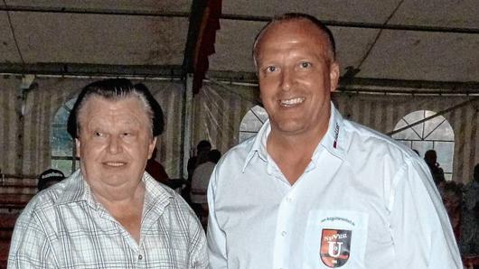 Gründungsvorsitzender Lorenz Nastvogel (links) wurde vom Vorsitzenden Karl Zimmermann für seine Verdienste besonders geehrt. Gründungsvorsitzender Lorenz Nastvogel (links) wurde vom Vorsitzenden Karl Zimmermann für seine Verdienste besonders geehrt.