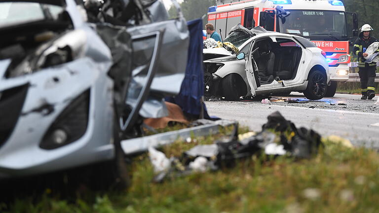 Mehrere Tote und Verletzte bei schweren Unfall - Bei einem schweren Unfall bei Tauberbischofsheim sind vier Menschen ums Leben gekommen. Weitere vier Menschen wurden schwer verletzt. Vor Ort bot sich den Helfern ein schlimmes Bild. Mehrere Tote und Verletzte bei schweren Unfall - Bei einem schweren Unfall bei Tauberbischofsheim sind vier Menschen ums Leben gekommen. Weitere vier Menschen wurden schwer verletzt. Vor Ort bot sich den Helfern ein schlimmes Bild.