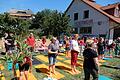 Bei der Wettabnahme praktizierten 50 Yogis den Sonnengruß im Schnelldurchlauf.    Theresa Kohl       -  Bei der Wettabnahme praktizierten 50 Yogis den Sonnengruß im Schnelldurchlauf.    Theresa Kohl
