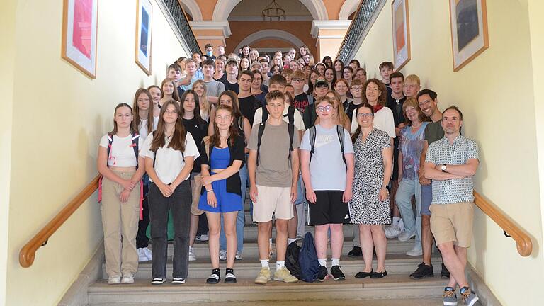 Autor Max de Radiguès (vorne rechts) gestaltete mit Oliver Ilan Schulz (rechts hinter Radiguès) eine spannende Lesung auf Französisch für die Schüler*innen am FLSH Schloss Gaibach. Autor Max de Radiguès (vorne rechts) gestaltete mit Oliver Ilan Schulz (rechts hinter Radiguès) eine spannende Lesung auf Französisch für die Schüler*innen am FLSH Schloss Gaibach.