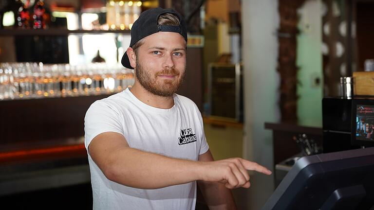Maximilian 'Maxi' Rottenberger, Chef des Cuba Cabana in Bad Neustadt, hält die anstehende Mehrwertsteueranhebung von sieben auf 19 Prozent in der Gastronomie für den 'Tod der Inhouse-Gastronomie'. Maximilian 'Maxi' Rottenberger, Chef des Cuba Cabana in Bad Neustadt, hält die anstehende Mehrwertsteueranhebung von sieben auf 19 Prozent in der Gastronomie für den 'Tod der Inhouse-Gastronomie'.