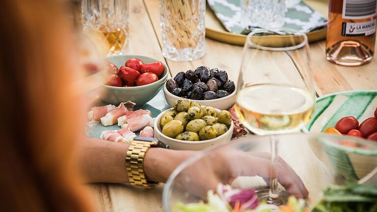 Sommerliches Essen und Wein       -  Zu Antipasti am Morgen darf es ruhig auch mal ein Riesling Kabinett sein. Seine schöne Fruchtsüße und geringer Alkohol passen perfekt dazu.