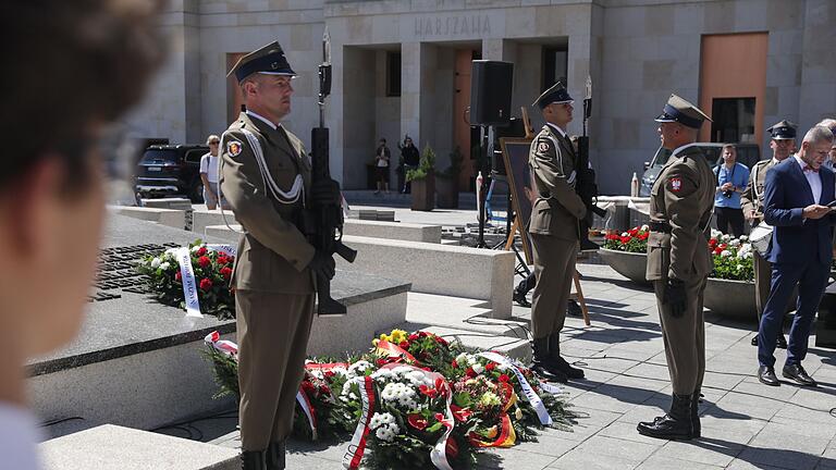 Gedenkfeier zum 80. Jahrestag des Warschauer Aufstandes - Blumen und militärische Ehren für die Toten des Warschauer Aufstands. Gedenkfeier zum 80. Jahrestag des Warschauer Aufstandes - Blumen und militärische Ehren für die Toten des Warschauer Aufstands.