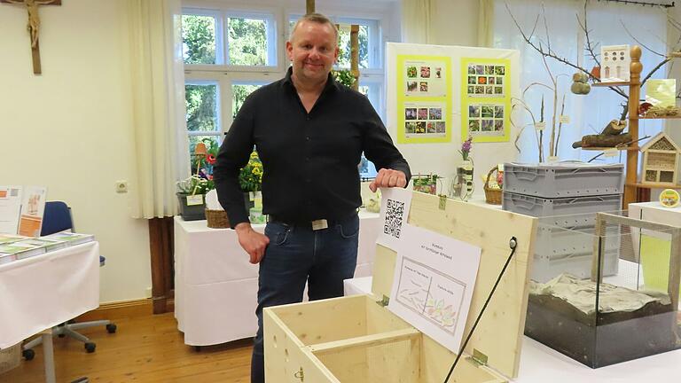 75 Jahre Hauswirtschaftsschule in Bischofsheim.
Einer der aktuell Studierenden ist Stefan Baumeister. Er ist von Beruf Schreiner und konnte dank seines Könnens die Arbeit an der Hauswirtsschaftsschule akiv unterstützen. Hier steht er an einer von ihm gebauten Wurmkiste. 75 Jahre Hauswirtschaftsschule in Bischofsheim.
Einer der aktuell Studierenden ist Stefan Baumeister. Er ist von Beruf Schreiner und konnte dank seines Könnens die Arbeit an der Hauswirtsschaftsschule akiv unterstützen. Hier steht er an einer von ihm gebauten Wurmkiste.