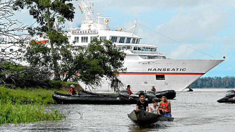 Auch auf dem mächtigsten Strom der Erde einfach nicht zu übersehen: die &bdquo;Hanseatic&ldquo; unterwegs auf dem Amazonas, hier in der Nähe von Guajara.