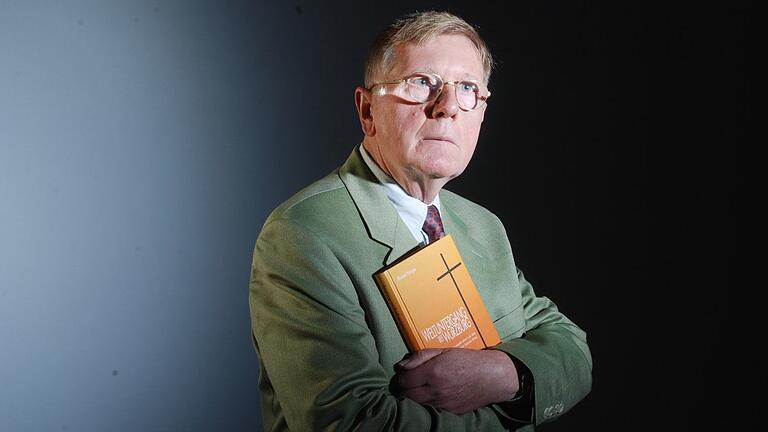 Der Aussteiger Michael Hitziger verfasste 2008 ein Buch über seine Zeit beim 'Universellen Leben'. Der Titel: 'Weltuntergang bei Würzburg'. Der Aussteiger Michael Hitziger verfasste 2008 ein Buch über seine Zeit beim 'Universellen Leben'. Der Titel: 'Weltuntergang bei Würzburg'.
