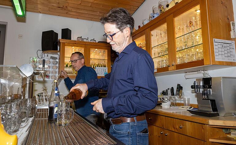 Vorsitzender Ralf Schmitt (rechts, mit Gaststättenvorstand Thomas Kühlwein) stellt sich auch hinter die Theke der vereinseigenen Gaststätte.