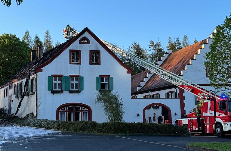 Auch am Dienstagmorgen war die Feuerwehr nach dem Brand in der Weißen Mühle in Estenfeld noch im Einsatz. Auch am Dienstagmorgen war die Feuerwehr nach dem Brand in der Weißen Mühle in Estenfeld noch im Einsatz.