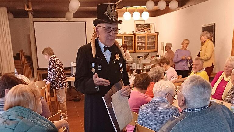 Generalgouverneur Horst Meckelein diskutiert nach seinem Bildvortrag mit den Gästen im Barbarossa-Saal der Aalbachtalhalle in Uettingen.