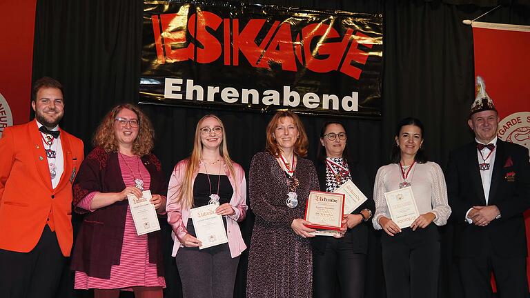 Hohe Frauenquote im Schweinfurter Fasching: Eskage-Präsident Florian Dinkel (links), mit Sabine Schodorf, Pia Roth, Corinna Eberwein, Sandra Grom-Starrach, Eva-Maria Krug und Jürgen Förster, FVF-Bezirkspräsident für Unterfranken. Hohe Frauenquote im Schweinfurter Fasching: Eskage-Präsident Florian Dinkel (links), mit Sabine Schodorf, Pia Roth, Corinna Eberwein, Sandra Grom-Starrach, Eva-Maria Krug und Jürgen Förster, FVF-Bezirkspräsident für Unterfranken.