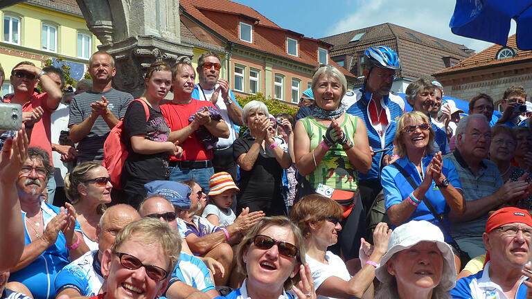 BR-Radltour 2011 Hammelburg - Im Jahr 2011 machte die BR-Radltour einen Zwischenstopp in Hammelburg. Hier zu sehen: Die Radler bei der Mittagspause in Hammelburg. BR-Radltour 2011 Hammelburg - Im Jahr 2011 machte die BR-Radltour einen Zwischenstopp in Hammelburg. Hier zu sehen: Die Radler bei der Mittagspause in Hammelburg.