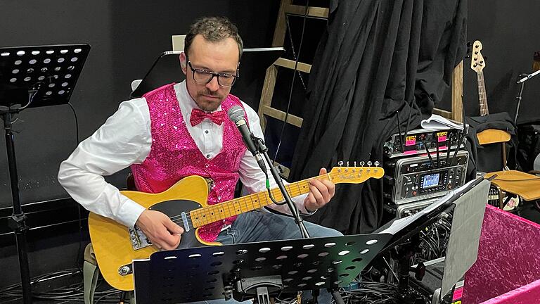 Gerald Brand ist in der Band als Gitarrist dabei. Die Musikerinnen und Musiker sind die ganze Zeit im Hintergrund zu sehen. Gerald Brand ist in der Band als Gitarrist dabei. Die Musikerinnen und Musiker sind die ganze Zeit im Hintergrund zu sehen.