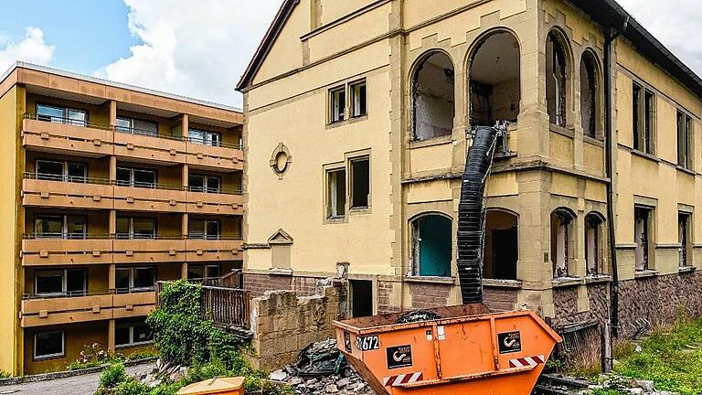 Wenn auch rein äußerlich ein Kleinod, so wäre die Renovierung des Hauses Höchberger Straße 22 (vorne) auf dem Areal der AWO jedoch unverhältnismäßig teuer geworden. Das Büro des ambulanten AWO-Pflegedienstes befindet sich zurzeit – angemietet – in einem Nachbargebäude. Wenn auch rein äußerlich ein Kleinod, so wäre die Renovierung des Hauses Höchberger Straße 22 (vorne) auf dem Areal der AWO jedoch unverhältnismäßig teuer geworden. Das Büro des ambulanten AWO-Pflegedienstes befindet sich zurzeit – angemietet – in einem Nachbargebäude.