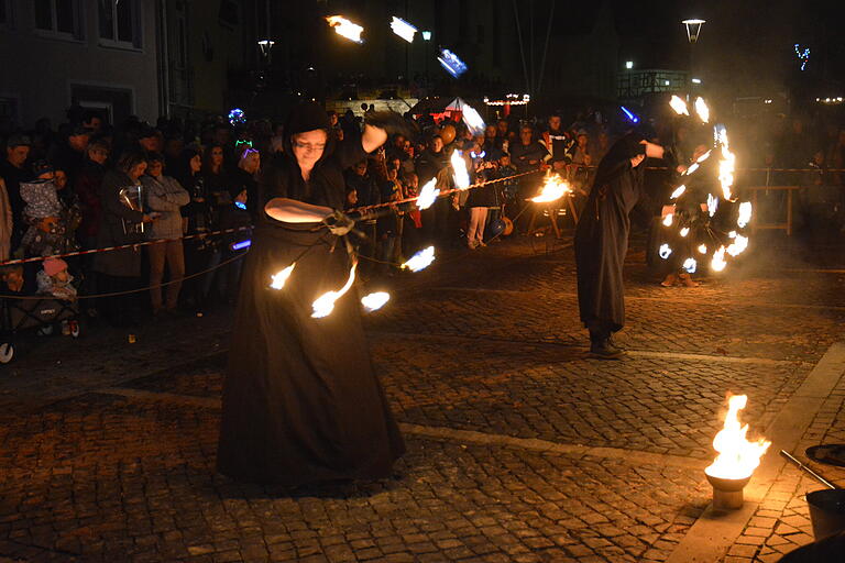 Anmutige Flammenkunst boten die Frauen des Würzburger Greifenpacks.