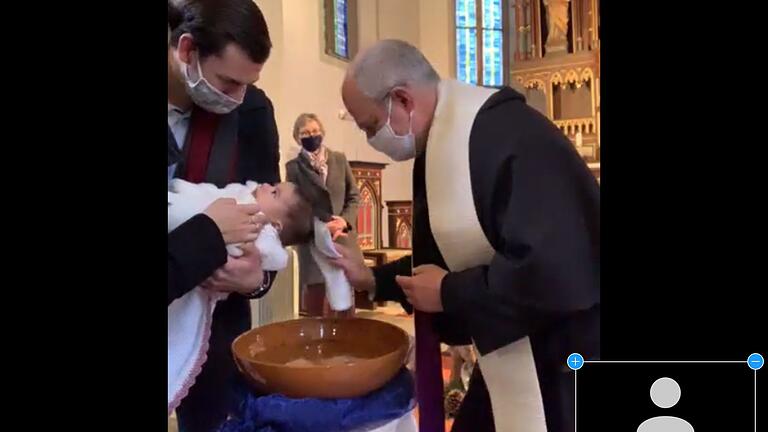 Eine Taufe in der Burghäuser St.Michaels-Kirche wurde digital übertragen. So konnten trotz der Pandemie-Vorgaben Verwandte und Freunde bei der Spende des Sakraments dabei sein - vor allem auch die Taufpatin. Sie ist Italienerin.&nbsp;