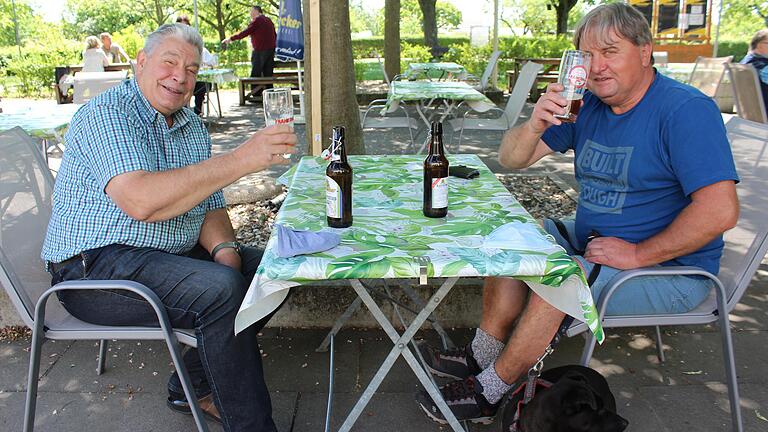 Anstoßen, wie hier im Biergarten, ist derzeit undenkbar. Das Bild entstand im Mai 2020 in der Schweinfurter Vereinsgaststätte 'Alte Warte'.