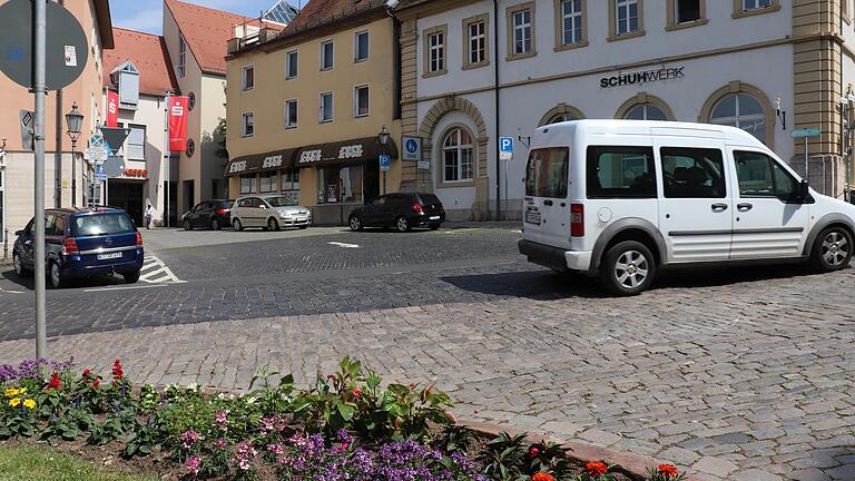 Hier hagelt es regelmäßig Knöllchen: Der Eingang über die Schweizergasse in die Kitzinger Fußgängerzone ist für Autofahrer ein gefährliches Eck.