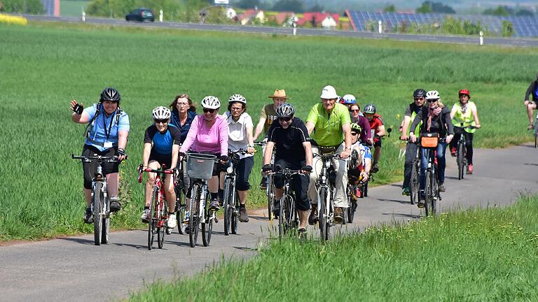 Die Erlebnis-Radtour des vlf Schweinfurt startete ab dem Bahnhof Waigolshausen und weiter nach Ettleben und Egenhausen. Eine bunte Truppe machte sich auf den Weg. Mit dabei waren Familien, Paare, Männer und Frauen, Städter und auch Teilnehmer, die früher selbst einen kleinen Betrieb bewirtschafteten und sich ein Bild von der heutigen Landwirtschaft machen wollten.