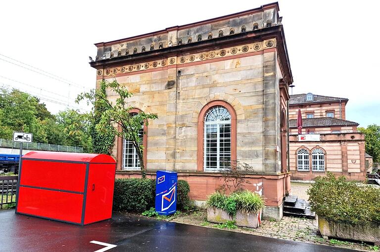 Standort des neuen E-Lastenrads ist die rote Fahrradgarage vor der Bücherei im Bahnhof.