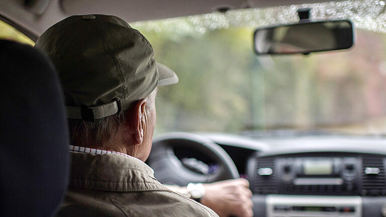 Pflegegrad 2 Darf man damit noch Auto fahren.jpg       -  Dürfen Menschen mit Pflegegrad 2 noch Auto fahren?