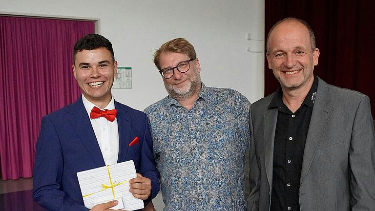 Jahrgangsbester Elektrotechnik Johannes Kundler mit dem stellv. Vorsitzenden des Fördervereins Christian Götz und dem Fachgruppenbetreuer Harald Deschner