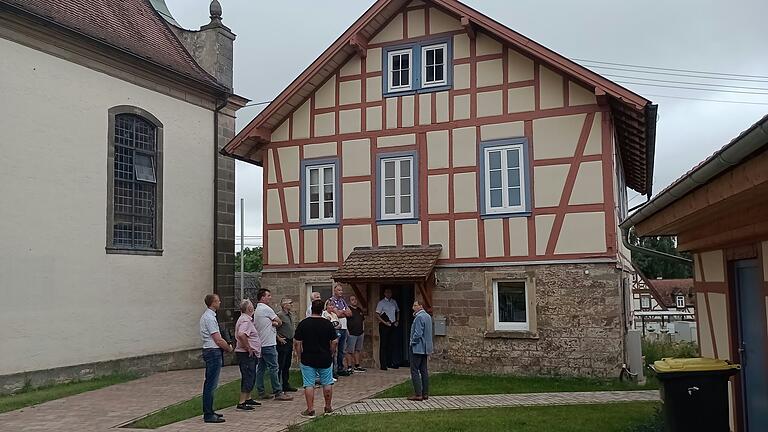 Bei der vor-Ort-Besichtigung wurde auch die zu einer Asylantenwohnung umgebaute Schule besichtigt, die vor einer Weitervermietung steht.