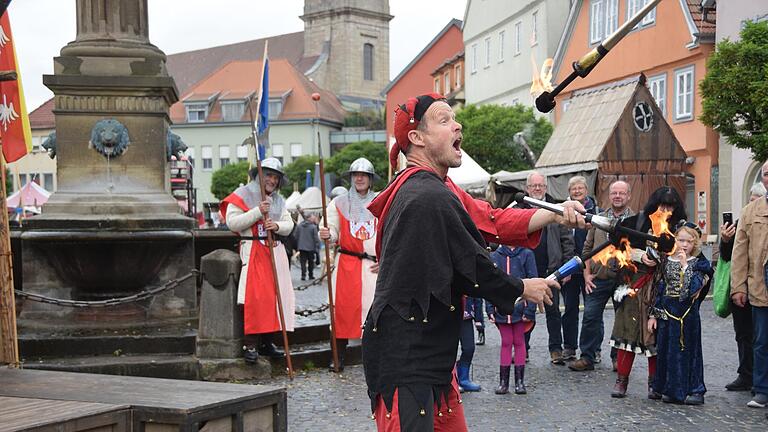 Ein Feuerspucker heizte die Stimmung an.