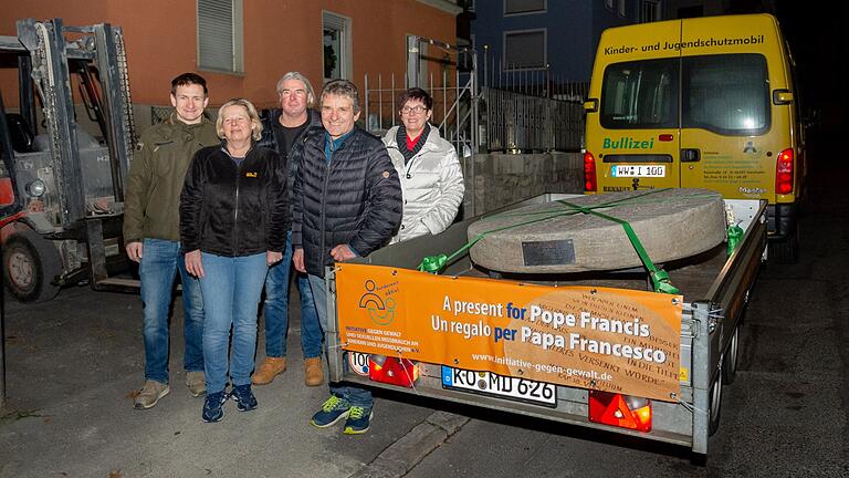 Samstag morgen in Würzburg: Der 'Mahnende Mühlstein', ein Geschenk für den Papst, ist verladen, die Fahrt nach Rom kann beginnen. Es freuen sich Monika und Johannes Heibel (vorne), sowie Sebastian Ludwig (Firma E. Geisendörfer, Würzburg), Bruno Johannes Harich (Steinmetz/Bildhauer), Yazede Weiler (hinten von links). Samstag morgen in Würzburg: Der 'Mahnende Mühlstein', ein Geschenk für den Papst, ist verladen, die Fahrt nach Rom kann beginnen. Es freuen sich Monika und Johannes Heibel (vorne), sowie Sebastian Ludwig (Firma E. Geisendörfer, Würzburg), Bruno Johannes Harich (Steinmetz/Bildhauer), Yazede Weiler (hinten von links).