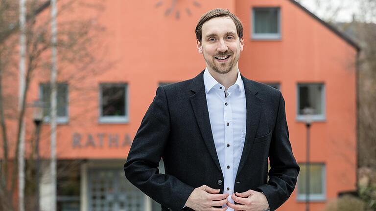 Sebastian Rüthlein (SPD) vor dem Zeller Rathaus.