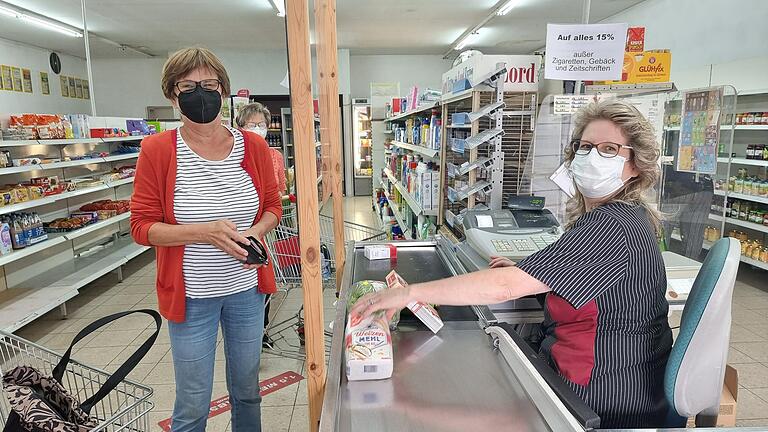 Die letzten Waren laufen über die Kasse: Der Karlburger Lebensmittelladen schließt für einige Monate.