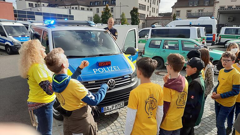 Besonderes Highlight war für die Modoclubschüler das Polizeiauto. Besonderes Highlight war für die Modoclubschüler das Polizeiauto.