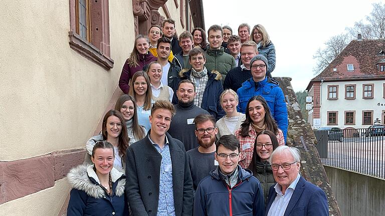 Die Teilnehmerinnen und Teilnehmer des mehrtägigen Seminars im Kloster Bronnbach.