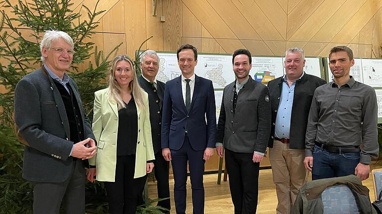 Bild von links: Dr. Abele, Staatsekretärin Anna Stolz MdL, Jagdberater Wolfgang Schmitt, Landrat Florian Töpper, Bürgermeister Manuel Kneuer, Kreisobmann Bauernverband Michael Reck, Untere Jagdbehörde Philipp Keller.