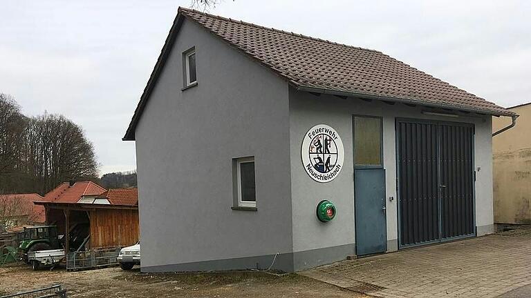 Die Feuerwehr Neuschleichach braucht dringend mehr Platz, weil im bisherigen Gerätehaus kein weiterer Stellplatz für ein zukünftiges Einsatzfahrzeug eingerichtet werden kann.