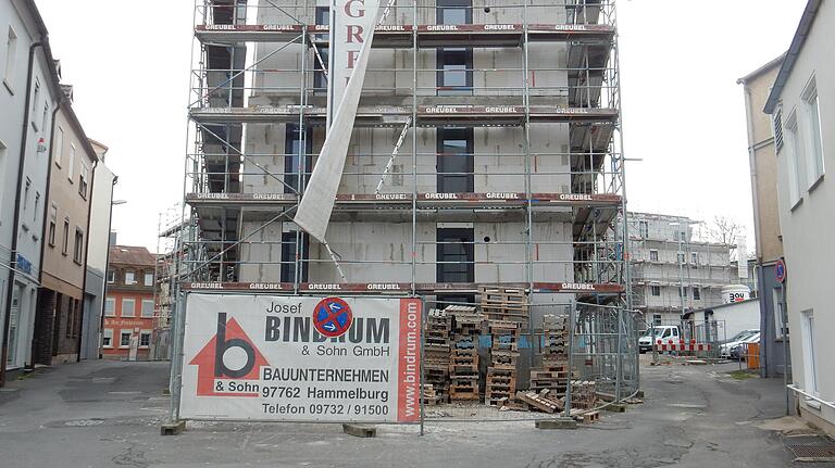 Das Wohnprojekt am Fischerrain während der Bauphase. Die nicht genehmigte Treppe ist auf dem Bild aus dem Jahr 2018 rechts im Bereich des Gerüstes zu sehen. Das Wohnprojekt am Fischerrain während der Bauphase. Die nicht genehmigte Treppe ist auf dem Bild aus dem Jahr 2018 rechts im Bereich des Gerüstes zu sehen.