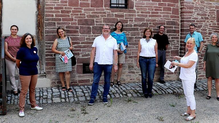 Die Grünen besuchen außergewöhnliche sanierte Objekte in Thüngersheim. Im Bild (von links): Veronika Wegner, Kerstin Celina, Jessica Hecht, Michael Röhm, Karen Heussner, Michael Juninger, Sabine Weigand, Gudrun Hanika, Christina Feiler.