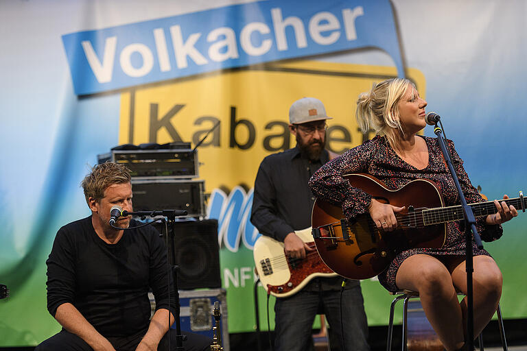 Auch Claudia Koreck war beim Kabarett-Sommer auf dem Weinfestplatz in Volkach dabei.