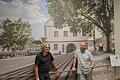 Die beiden Fotografen Dr. Jürgen Wilbert und André Gibson vor einem Bild aus dem neugestaltenden Treppenhaus.