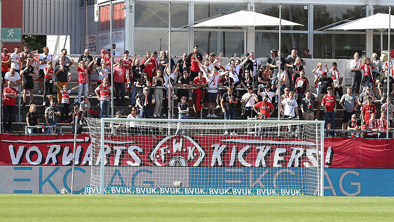 Auch wenn noch nicht alle Fans in den Stimmungsblock im Stadion zurückgekehrt sind, gab es am Samstag für die Kickers Unterstützung von den Rängen.