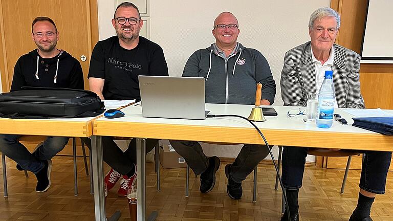 Der ehemalige Weltschiedsrichter Aron Schmidhuber (rechts) hatte im Beisein der Schiri-Gruppenführung KT/OCH (von links) Lehrwart Vitali Klein und den Obleuten Markus Katzenberger und Gerd Dluczek im vollbesetzten Sportheim des SV Erlach viel zu berichten.