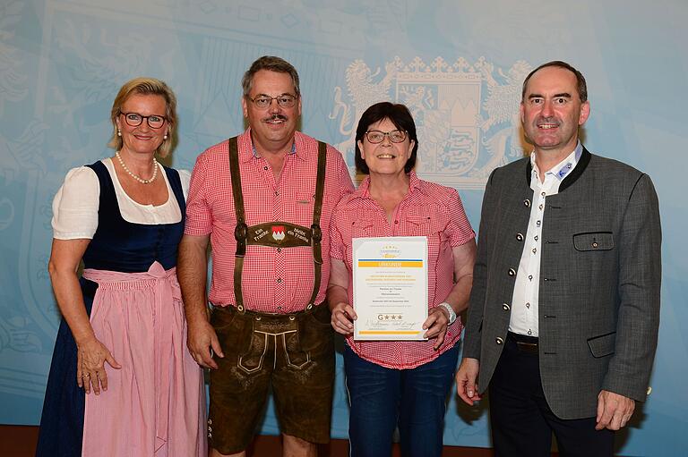 Urkunde aus dem Jahr 2022: Aus den Händen von Bayerns Wirtschaftsminister Hubert Aiwanger (rechts) und Angela Inselkammer (links), der Präsidentin des Bayerischen Hotel- und Gaststättenverbandes (Dehoga), nahmen Hans und Erika Schimmel die Klassifizierungsurkunde für ihre Pension 'Zur Traube' in Breitbach entgegen.