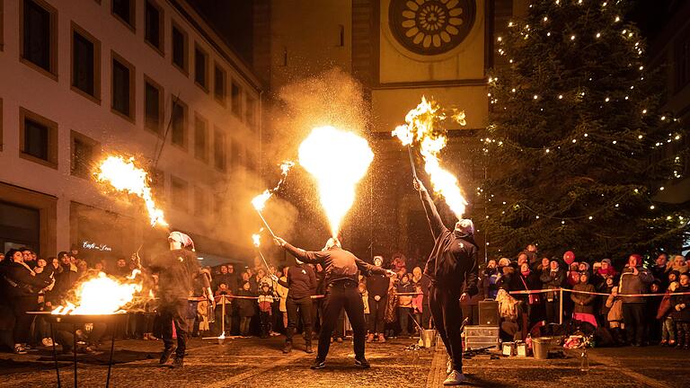 Vor dem Dom bietet die Gruppe 'Keilerey' wieder Feuershows.&nbsp;