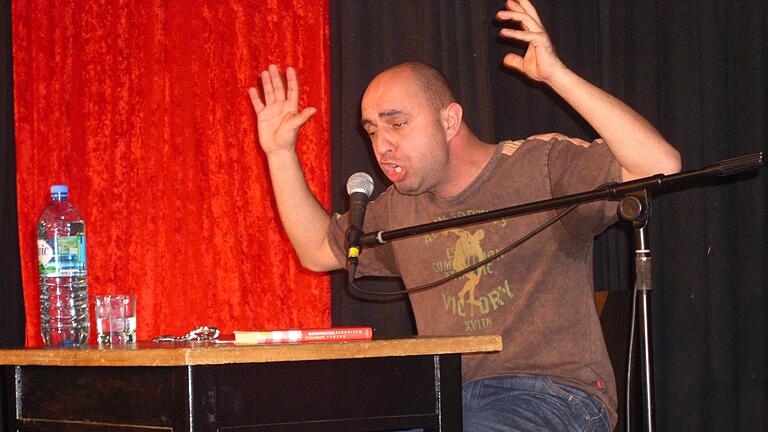Serdar Somuncu 2006 bei einem Auftritt in der Schweinfurter Disharmonie. Serdar Somuncu 2006 bei einem Auftritt in der Schweinfurter Disharmonie.