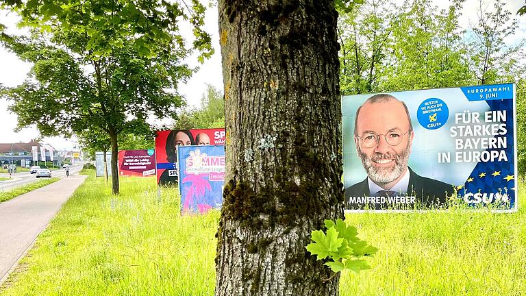 Manfred Weber, Spitzenkandidat der CSU für die Europawahl 2024, hier auf einem Wahlplakat in Haßfurt, hat im Landkreis Haßberge deutlich mehr Stimmen erhalten als im Bayerndurchschnitt.