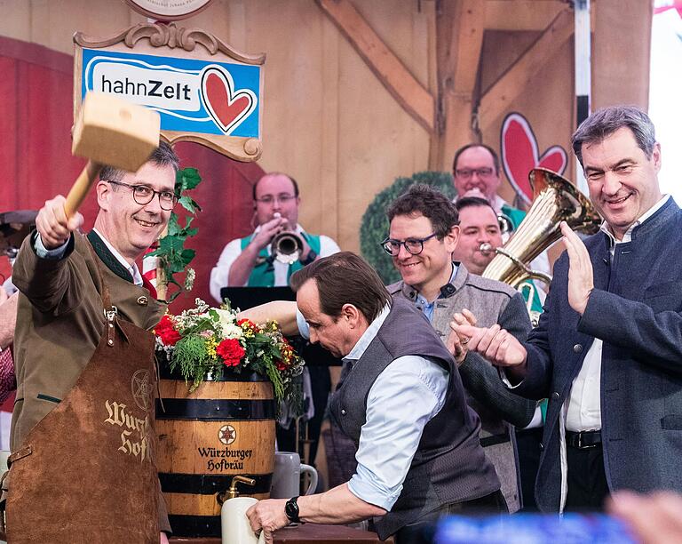 Oberbürgermeister Christian Schuchardt beim Anstich des Bierfasses beim Frühjahrsvolksfest 2023 auf der Talavera mit dem Bayerischen Ministerpräsidenten Markus Söder. Oberbürgermeister Christian Schuchardt beim Anstich des Bierfasses beim Frühjahrsvolksfest 2023 auf der Talavera mit dem Bayerischen Ministerpräsidenten Markus Söder.
