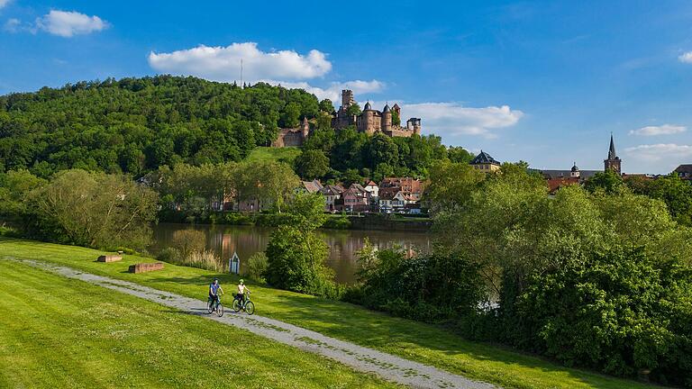 Hoch über dem Main und der Stadt liegt die Wertheimer Burg. Hoch über dem Main und der Stadt liegt die Wertheimer Burg.