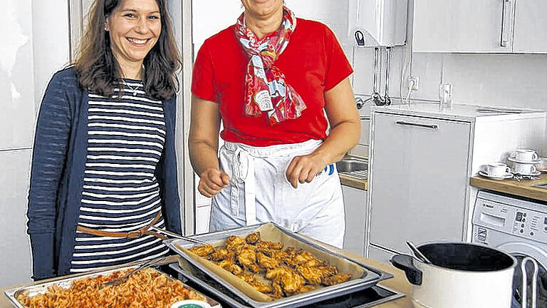 Leckeres kochen: Beratungsstellenleiterin Tanja Wilkniß (links) und Referentin Carola Faulstich stellen die neue Lehrküche des Verbraucherservice Bayern in Würzburg vor. Leckeres kochen: Beratungsstellenleiterin Tanja Wilkniß (links) und Referentin Carola Faulstich stellen die neue Lehrküche des Verbraucherservice Bayern in Würzburg vor.